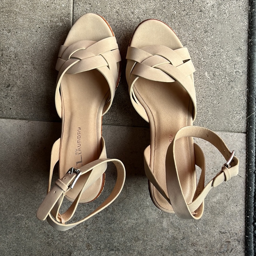 NWOT CL by Laundry 7.5 Tan Wedges
